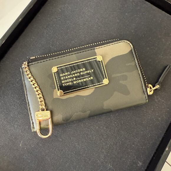 Marc Jacobs Top Zip Multi Wallet Leather 4S5SMP006S02 Camo Multi - Picture 1 of 5